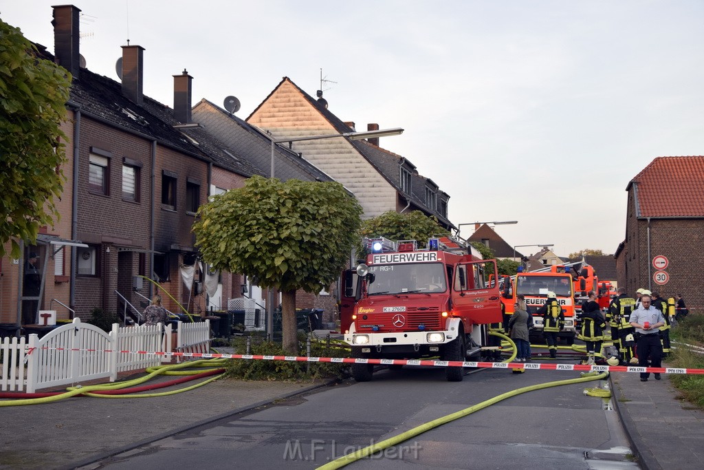 Feuer 2 Vollbrand Reihenhaus Roggendorf Berrischstr P144.JPG - Miklos Laubert